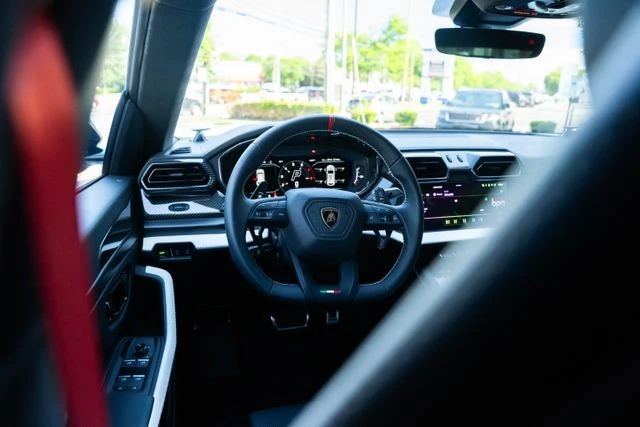2026 Lamborghini Urus SE - Image 27 of 31