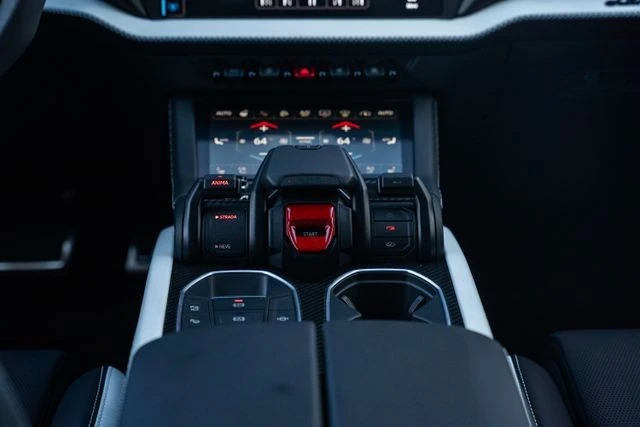 2026 Lamborghini Urus SE - Image 29 of 31