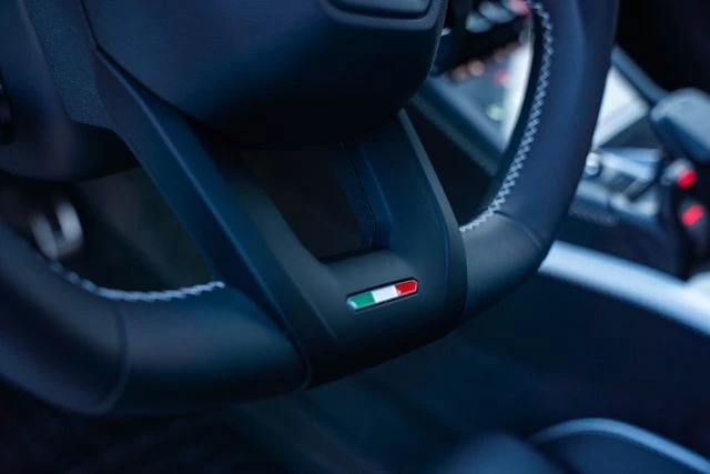 2026 Lamborghini Urus SE - Image 18 of 31