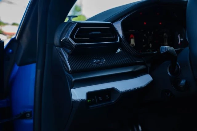 2026 Lamborghini Urus SE - Image 17 of 31
