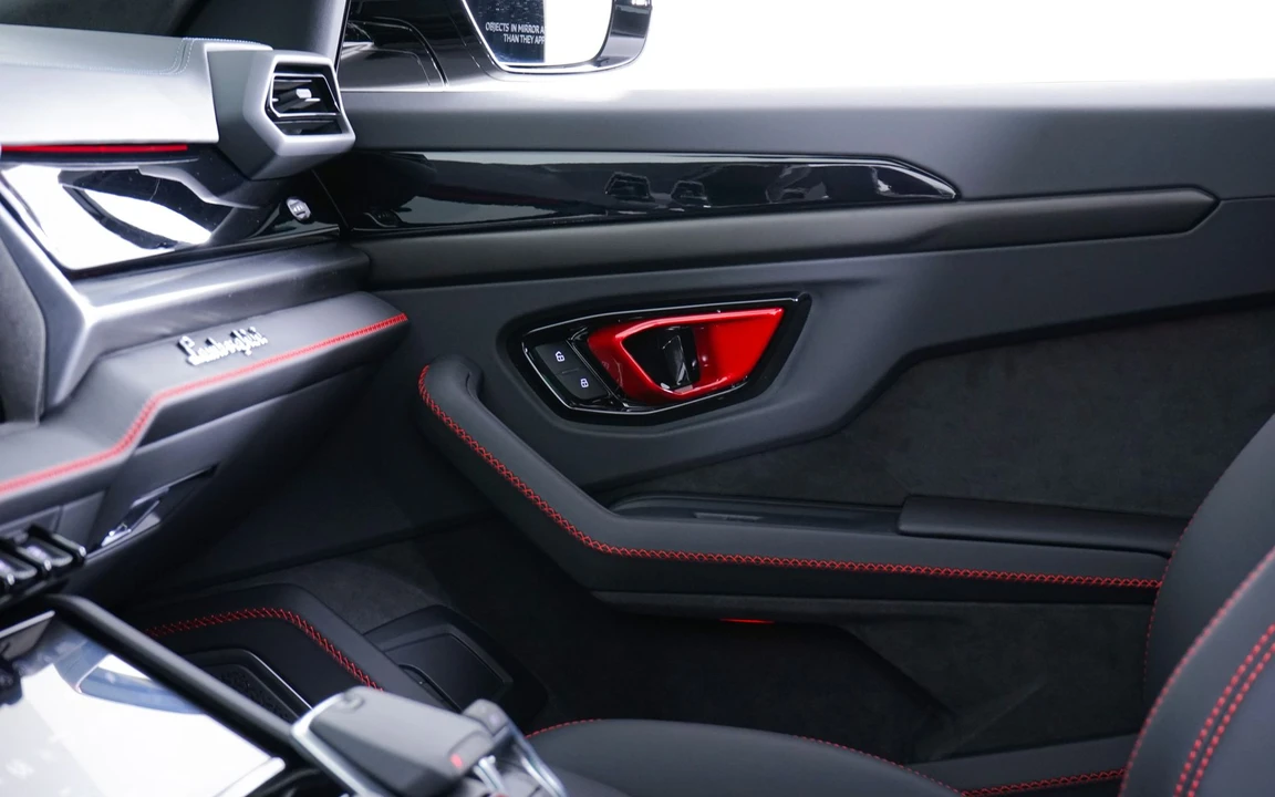 2026 Lamborghini Urus - Image 24 of 31