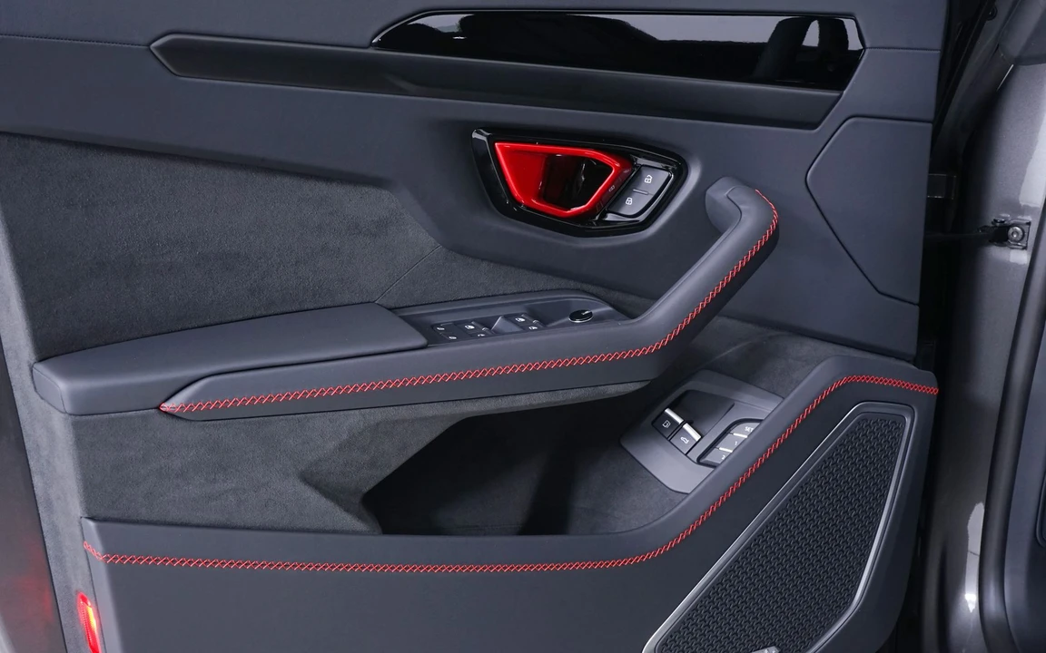 2026 Lamborghini Urus - Image 21 of 31