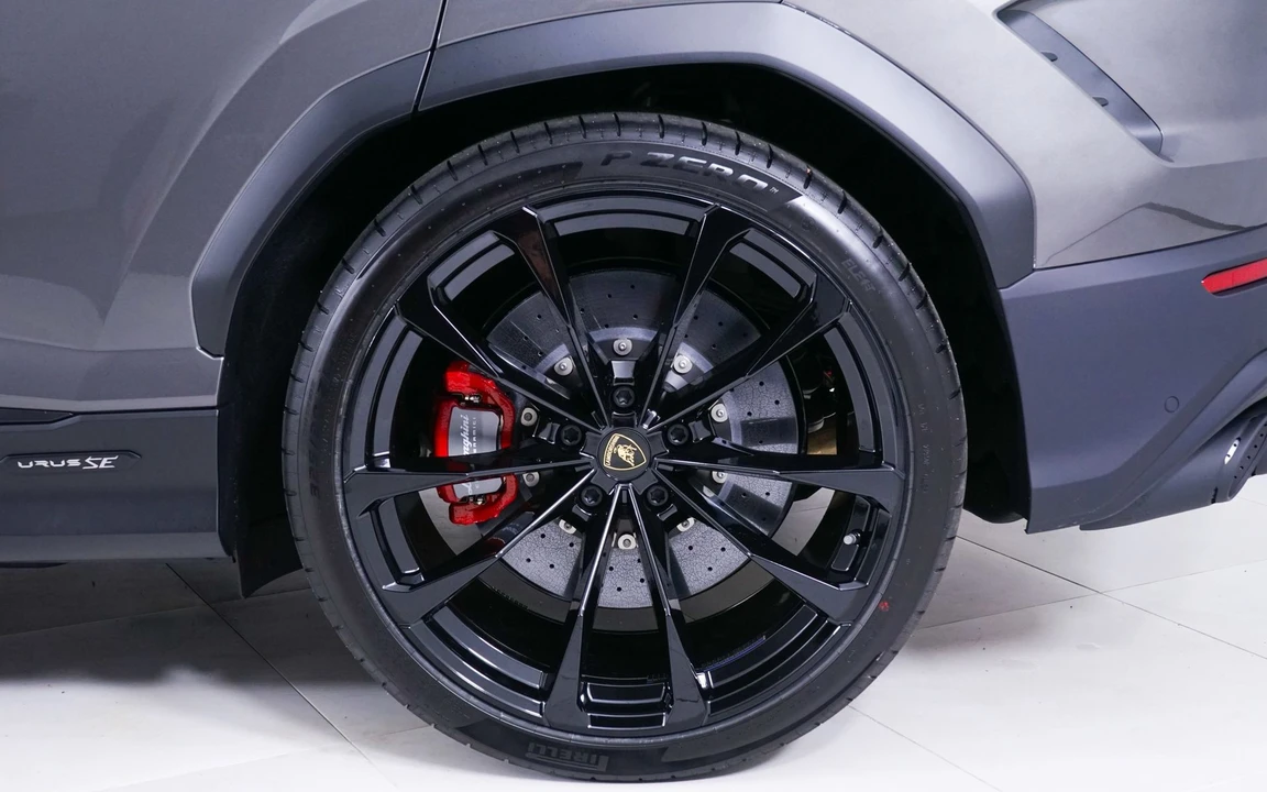 2026 Lamborghini Urus - Image 12 of 31