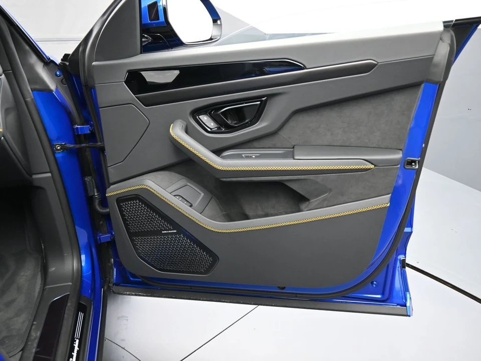 2026 Lamborghini Urus - Image 30 of 31