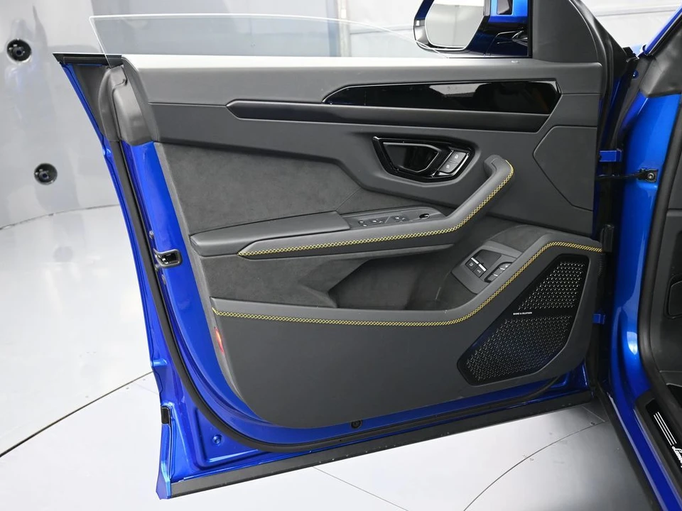 2026 Lamborghini Urus - Image 15 of 31