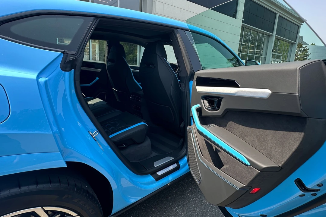 2026 Lamborghini Urus - Image 18 of 25