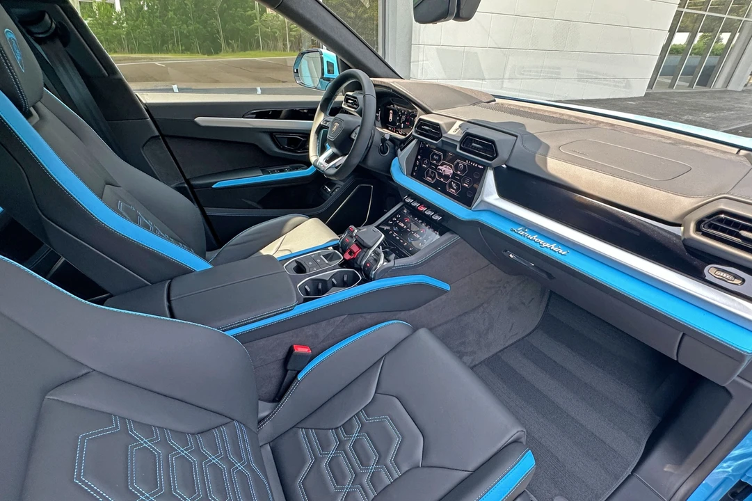 2026 Lamborghini Urus - Image 12 of 25