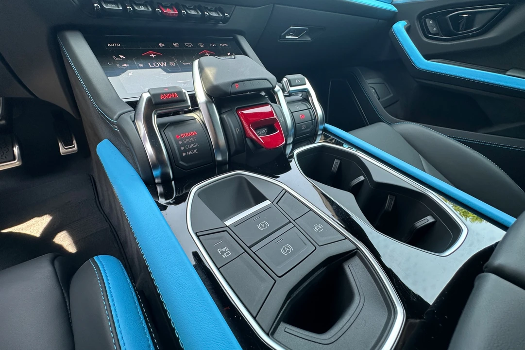 2026 Lamborghini Urus - Image 10 of 25