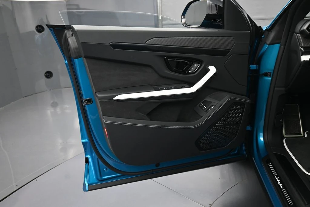 2026 Lamborghini Urus - Image 15 of 31