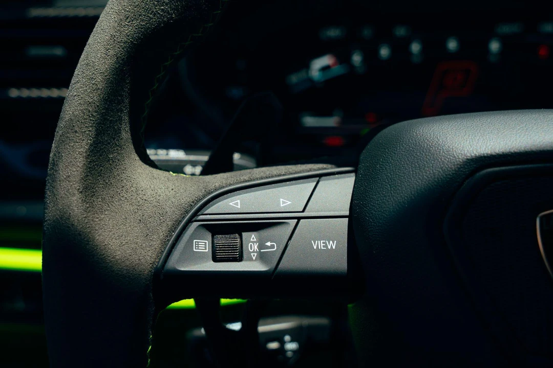 2026 Lamborghini Urus - Image 28 of 31