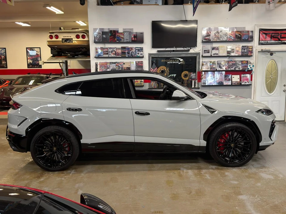 2026 Lamborghini Urus - Image 5 of 29