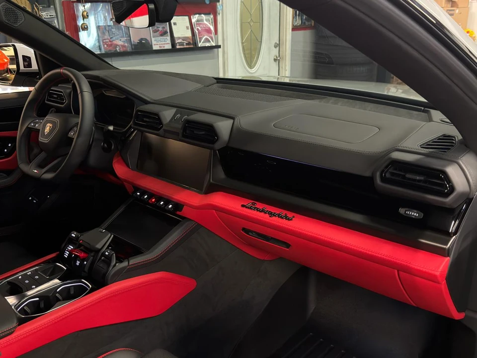 2026 Lamborghini Urus - Image 18 of 29
