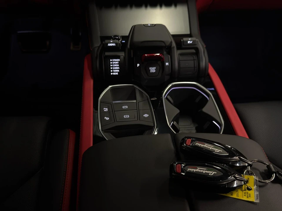 2026 Lamborghini Urus - Image 21 of 29
