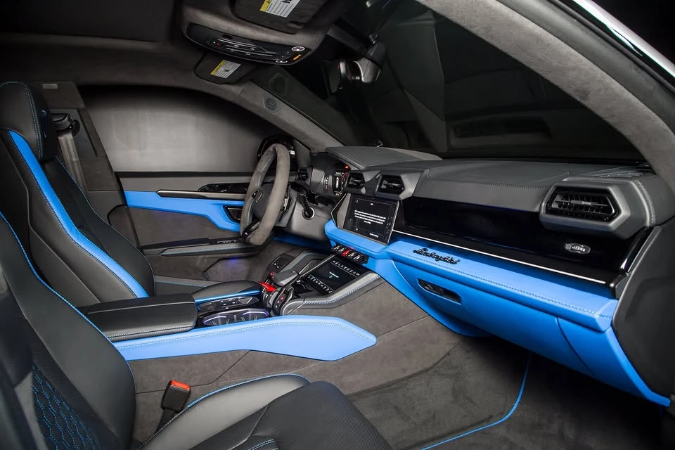 2026 Lamborghini Urus SE - Image 17 of 19