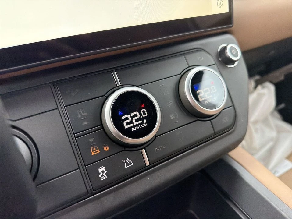 2026 Land Rover Defender - Image 14 of 19