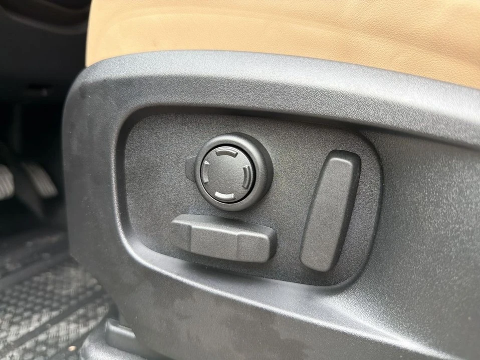2026 Land Rover Defender - Image 7 of 19