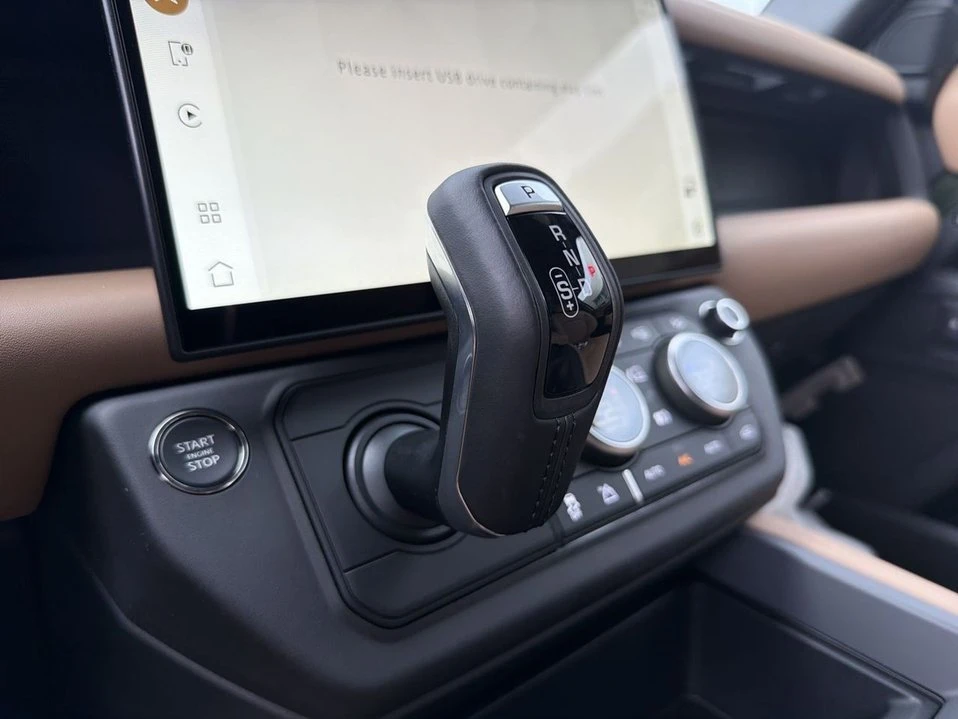 2026 Land Rover Defender - Image 15 of 19