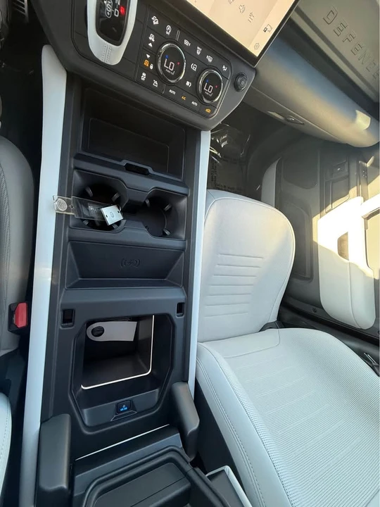 2026 Land Rover Defender Octa - Image 19 of 20