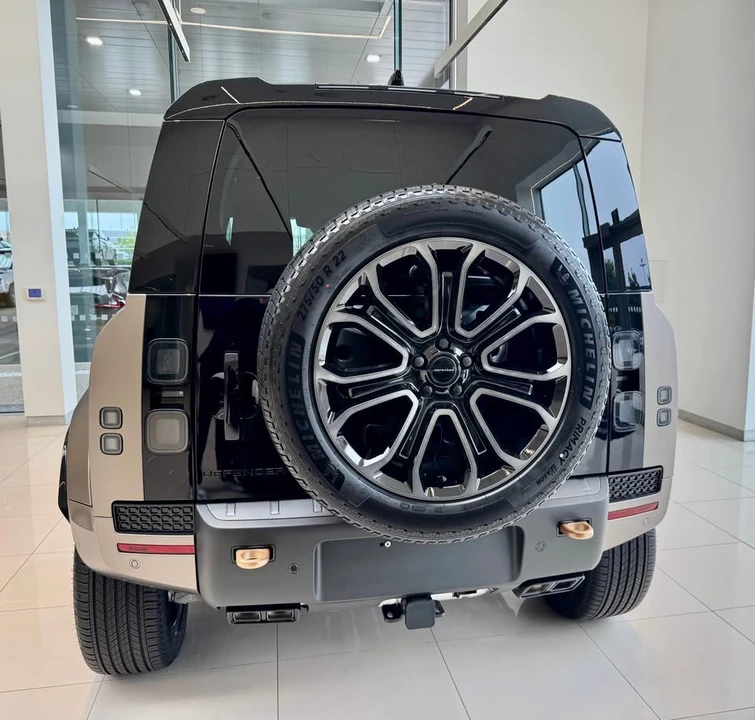 2026 Land Rover Defender Octa - Image 7 of 9