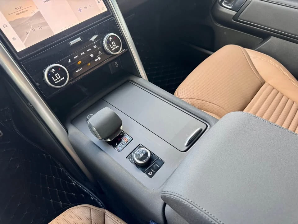 2026 Land Rover Discovery 5th Gen - Image 16 of 16