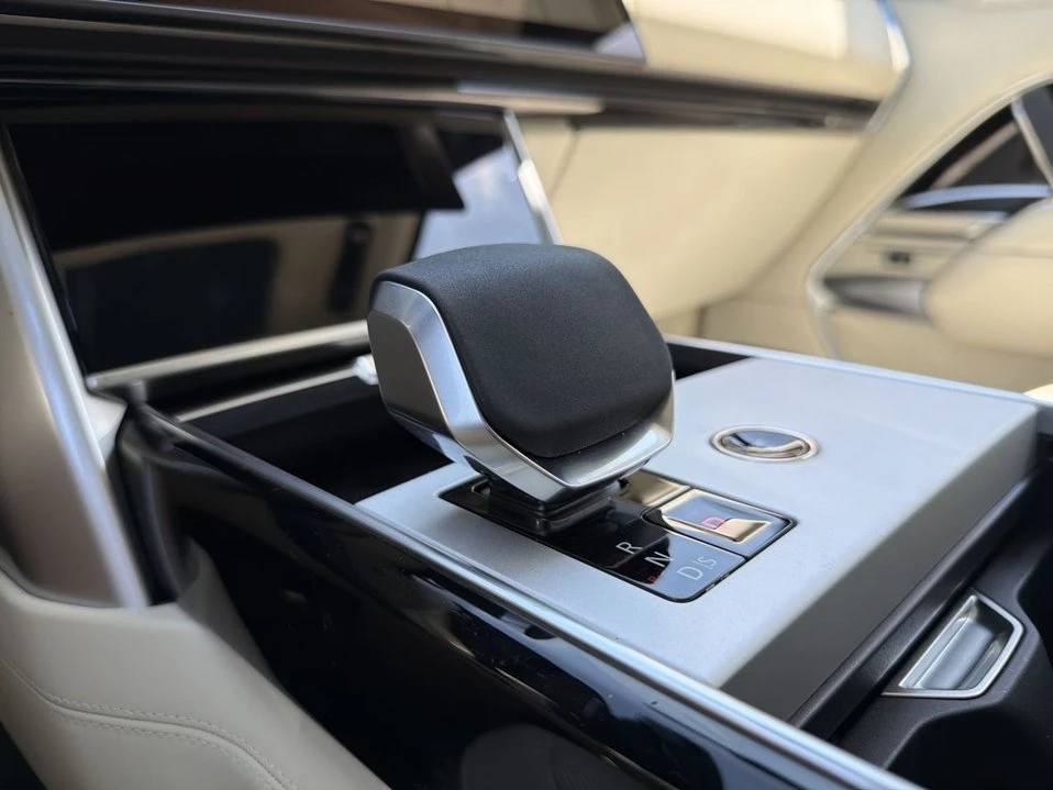 2026 Land Rover Range Rover L460 - Image 15 of 19