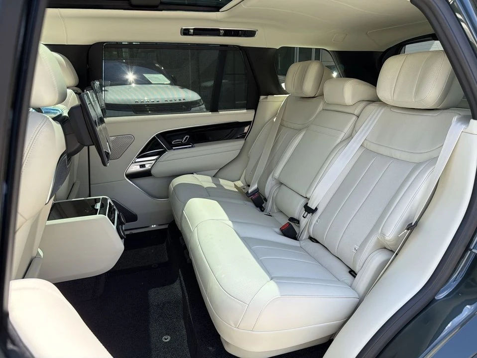 2026 Land Rover Range Rover L460 - Image 18 of 19