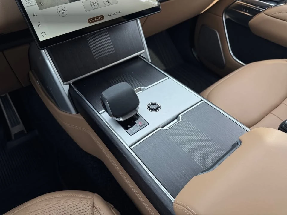 2026 Land Rover Range Rover L460 - Image 16 of 20