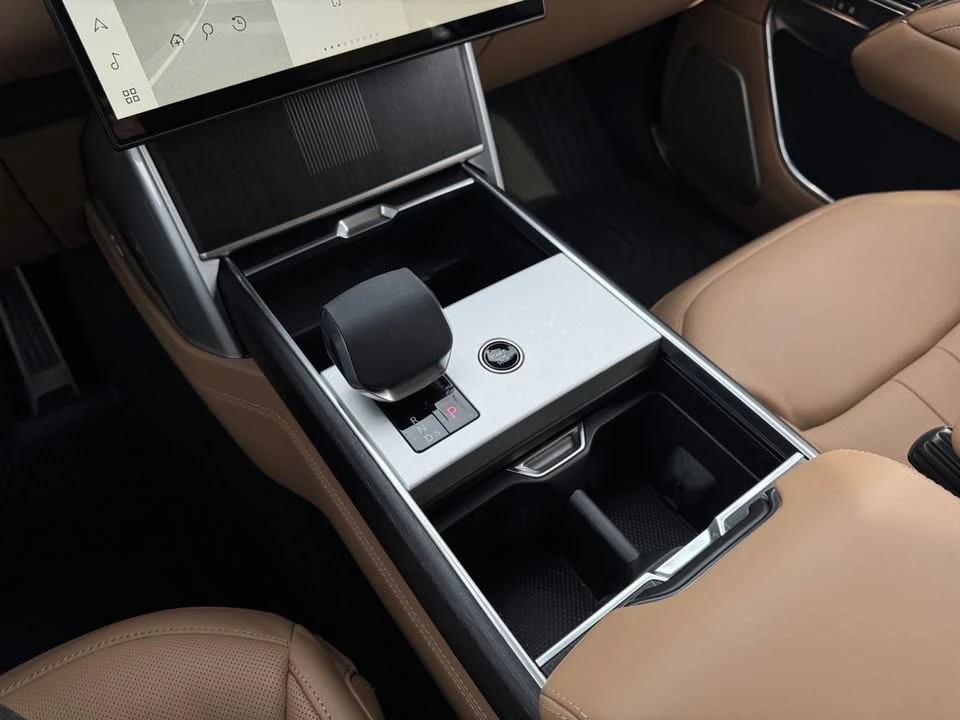 2026 Land Rover Range Rover L460 - Image 17 of 20