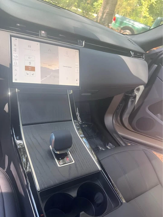 2026 Land Rover Range Rover Evoque 2nd Gen - Image 16 of 19