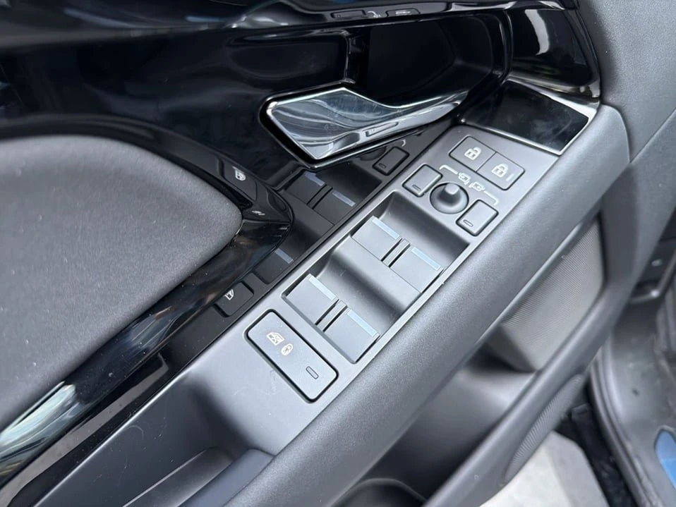 2026 Land Rover Range Rover Evoque 2nd Gen - Image 8 of 19