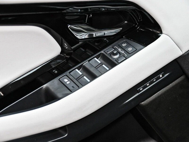 2026 Land Rover Range Rover Evoque 2nd Gen - Image 17 of 20