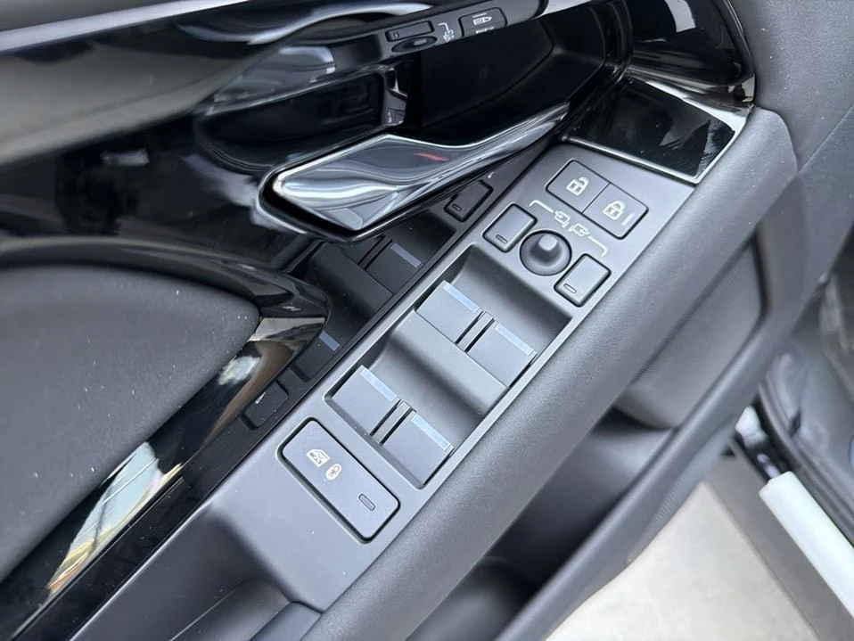 2026 Land Rover Range Rover Evoque 2nd Gen - Image 8 of 20