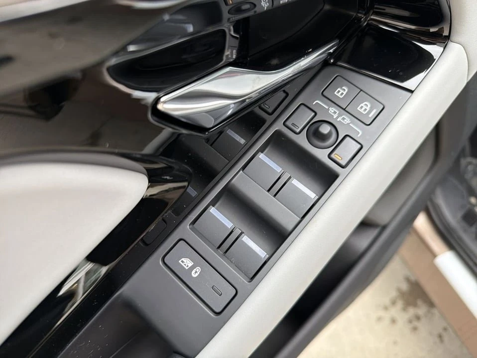 2026 Land Rover Range Rover Evoque 2nd Gen - Image 8 of 19