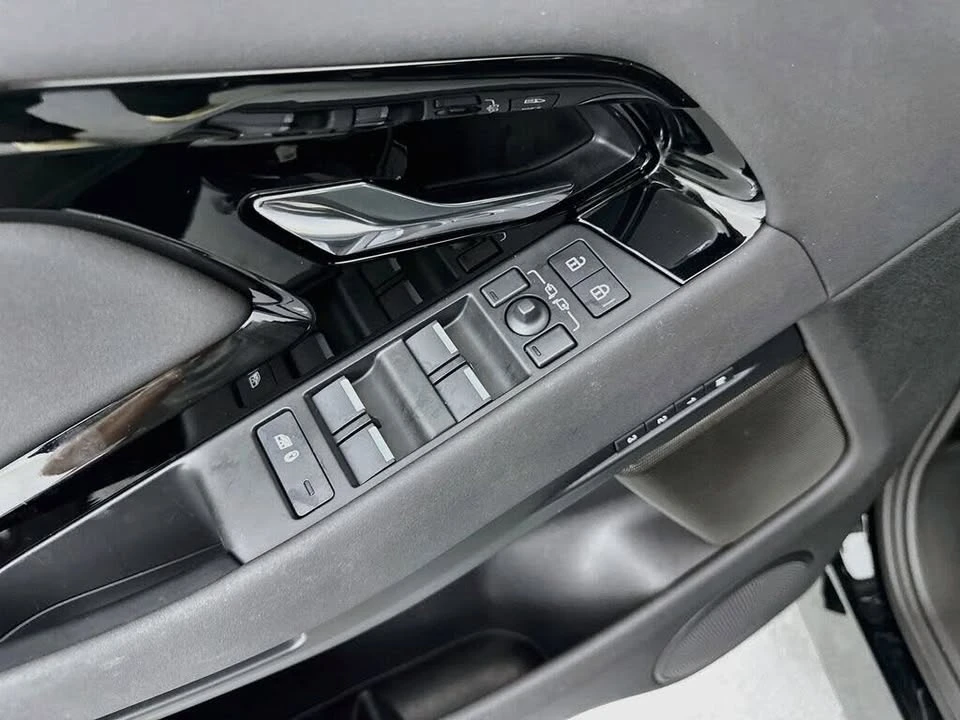2026 Land Rover Range Rover Evoque 2nd Gen - Image 18 of 20
