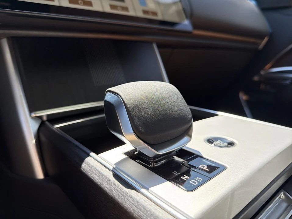 2026 Land Rover Range Rover L460 - Image 15 of 20