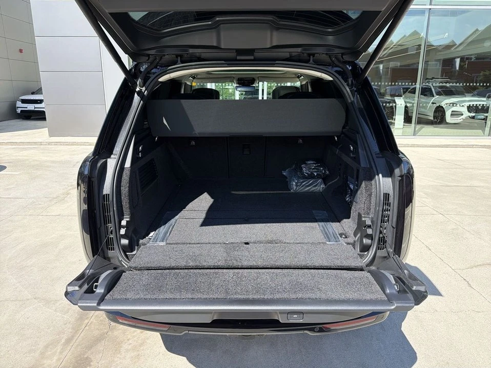 2026 Land Rover Range Rover L460 - Image 19 of 20