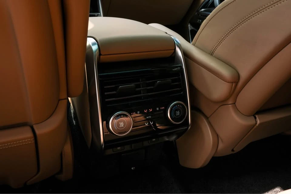 2026 Land Rover Range Rover L460 - Image 11 of 16