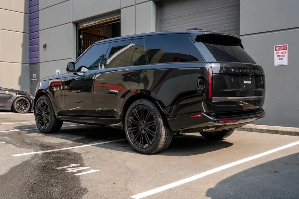2026 Land Rover Range Rover L460 - Image 15 of 16