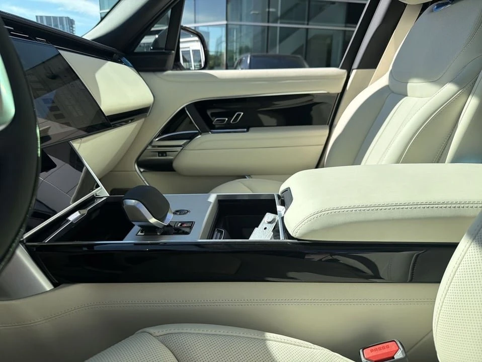 2026 Land Rover Range Rover L460 - Image 15 of 20