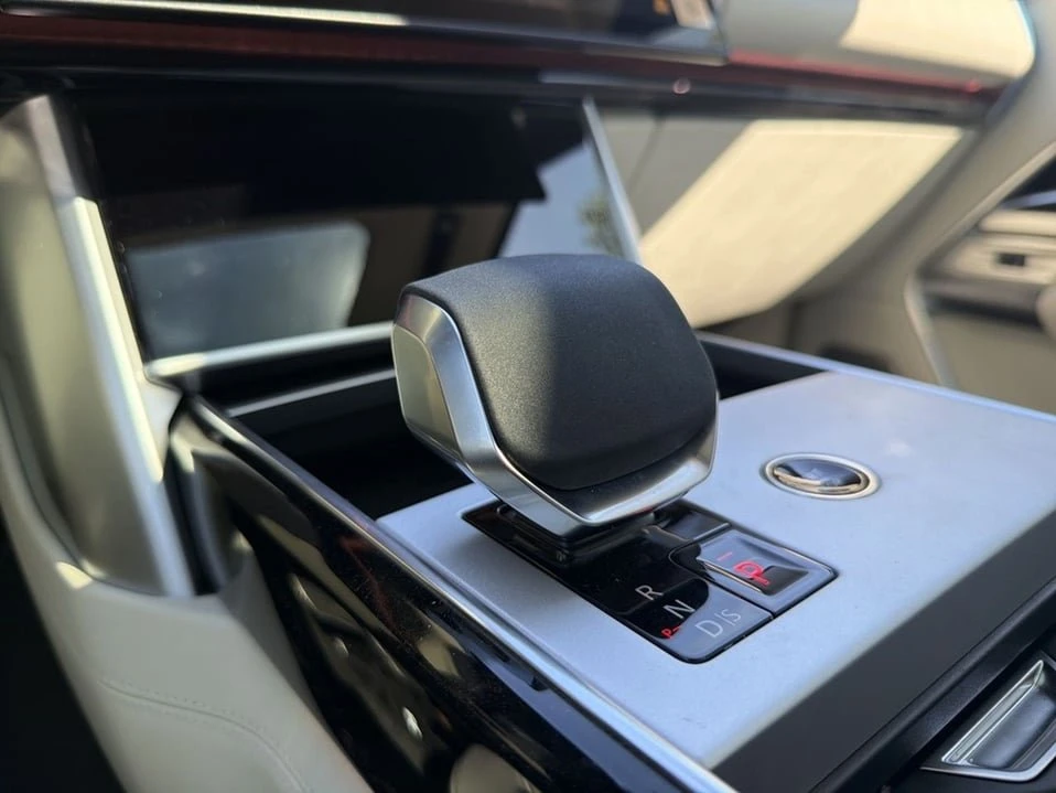 2026 Land Rover Range Rover L460 - Image 18 of 20