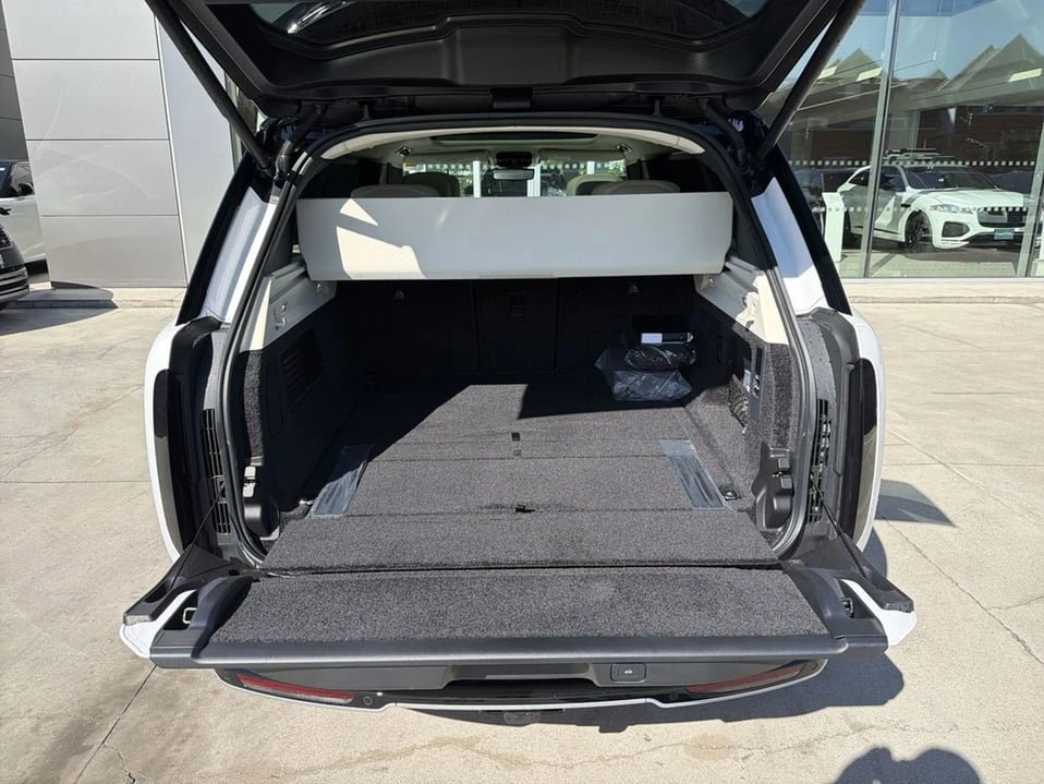 2026 Land Rover Range Rover L460 - Image 19 of 20