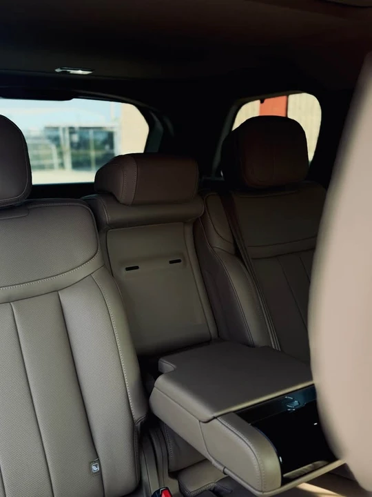 2026 Land Rover Range Rover L460 - Image 7 of 8