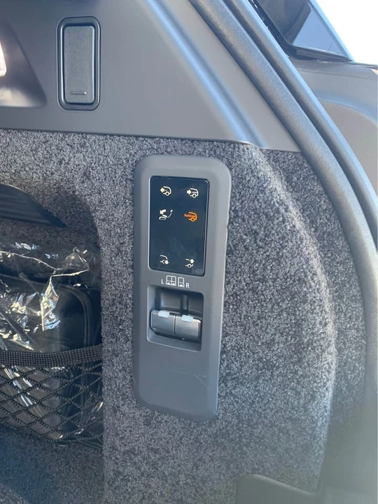 2026 Land Rover Range Rover L460 - Image 7 of 17