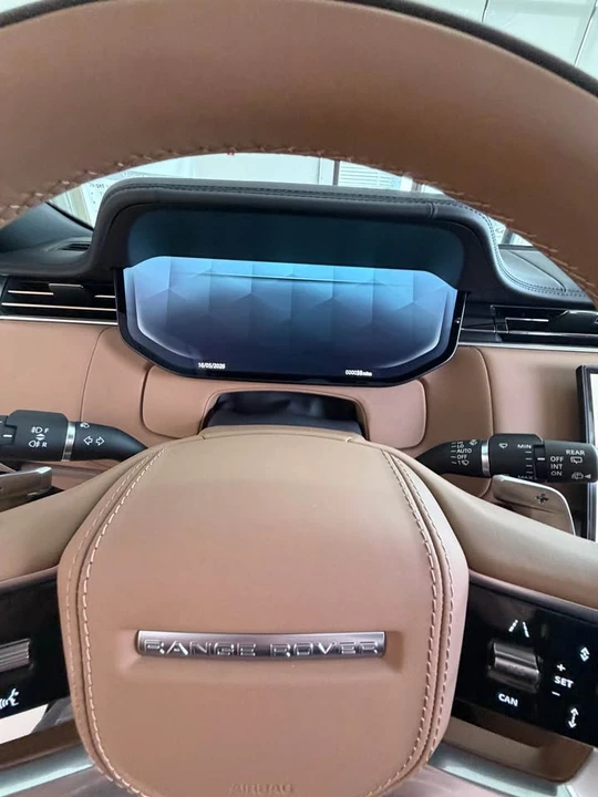 2026 Land Rover Range Rover L460 - Image 17 of 20