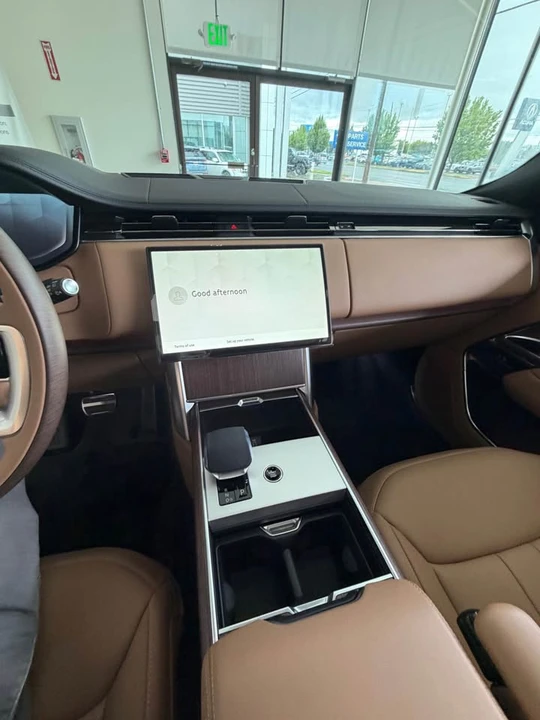 2026 Land Rover Range Rover L460 - Image 16 of 20