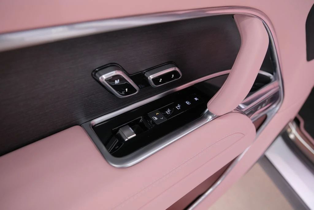 2026 Land Rover Range Rover L460 - Image 28 of 31