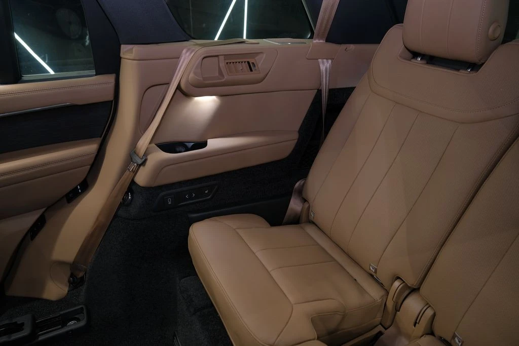 2026 Land Rover Range Rover L460 - Image 19 of 31