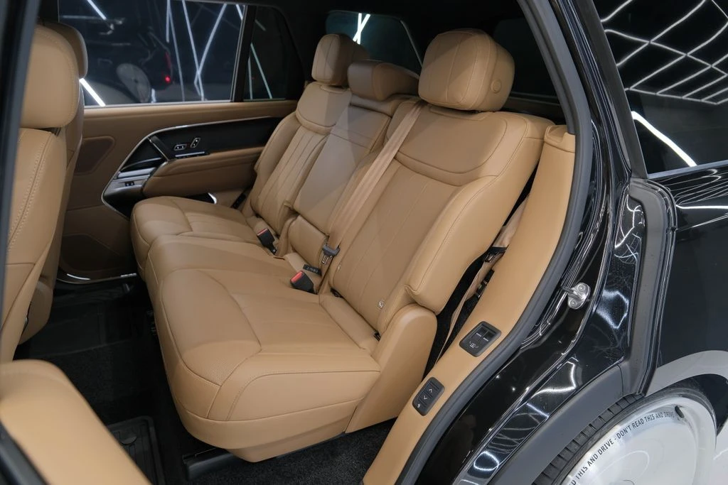 2026 Land Rover Range Rover L460 - Image 16 of 31