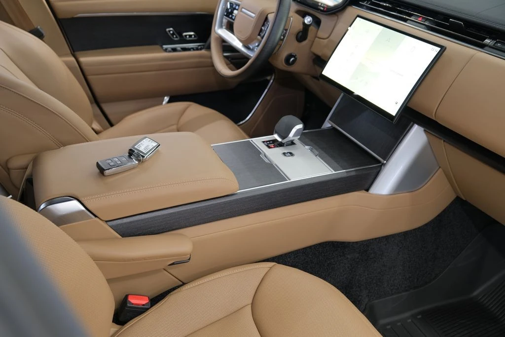 2026 Land Rover Range Rover L460 - Image 27 of 31