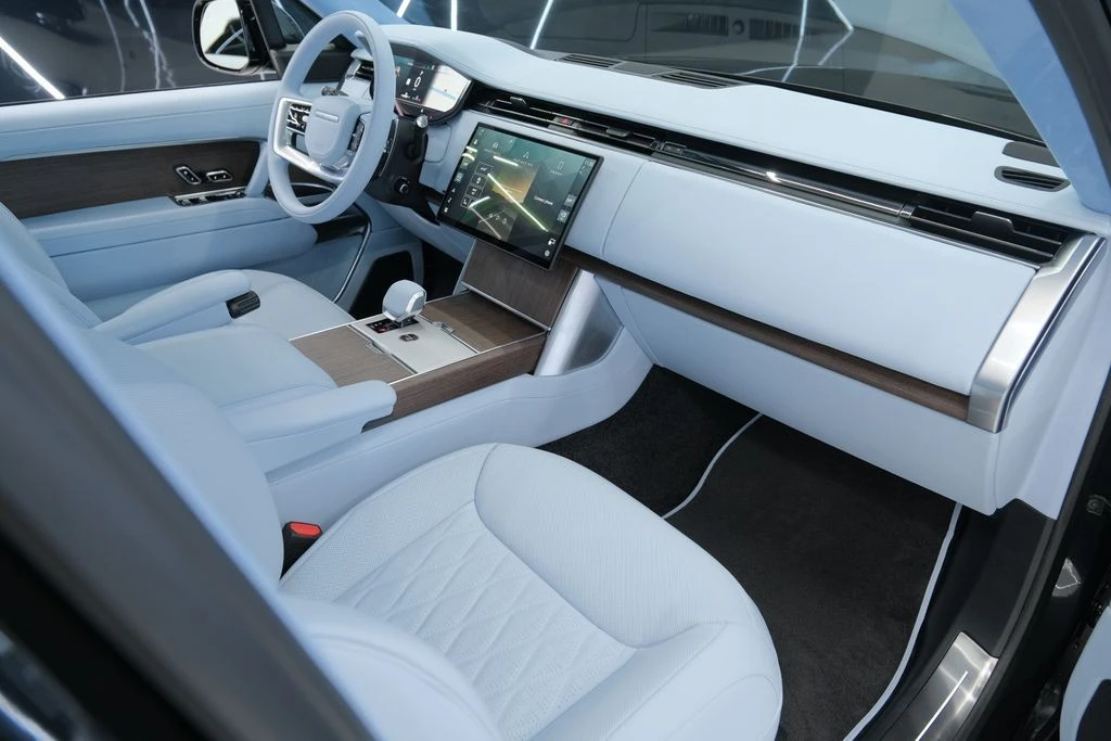 2026 Land Rover Range Rover L460 - Image 27 of 31